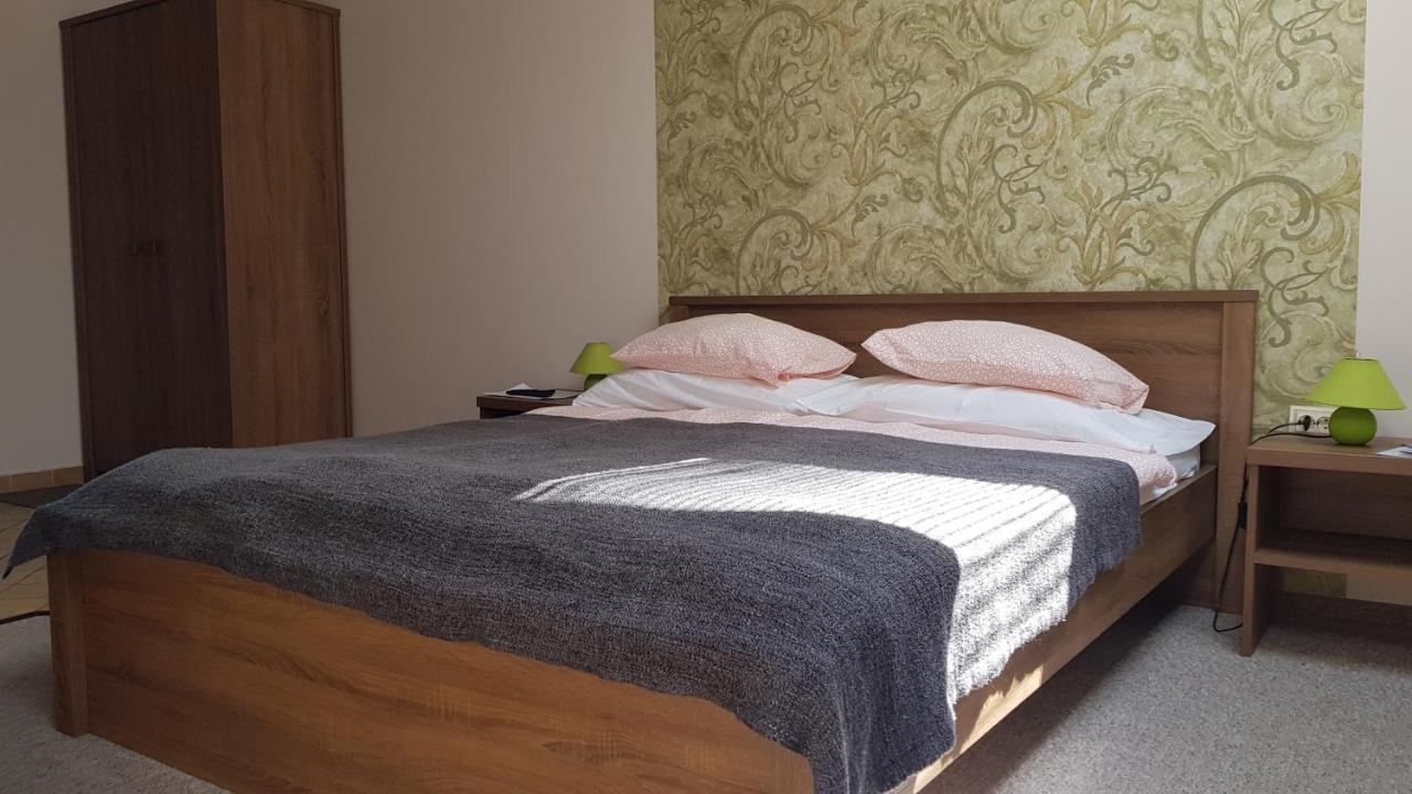Vegvar Delux Apartman Gyula Bagian luar foto