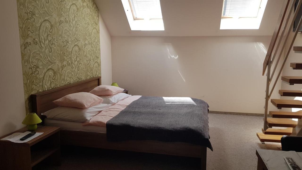 Vegvar Delux Apartman Gyula Bagian luar foto